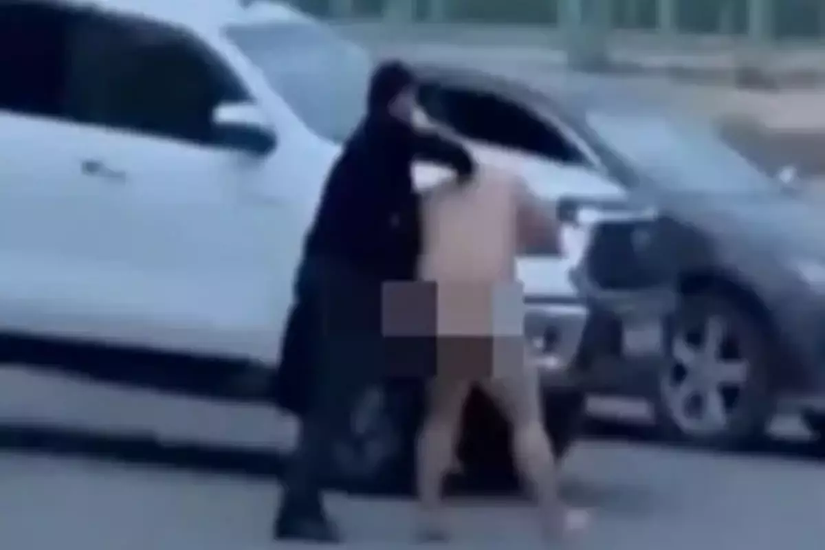 Голого мужчину заметили на улице в Актау