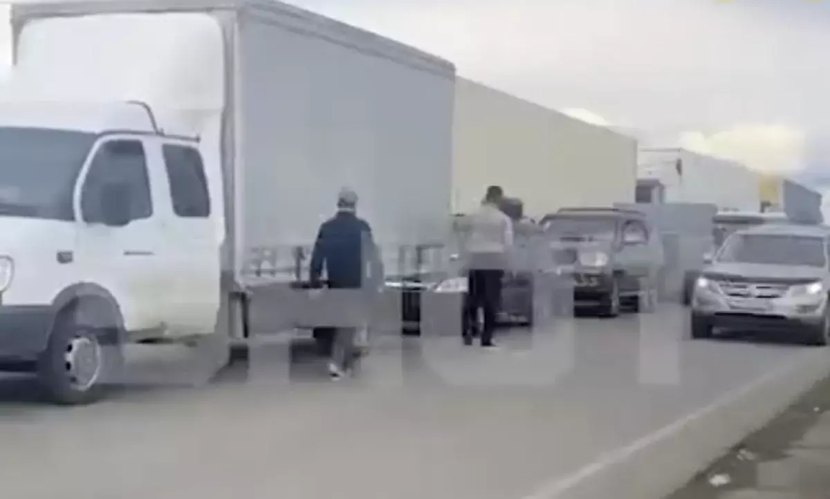 Многокилометровая пробка из фур образовалась на границе Казахстана и России