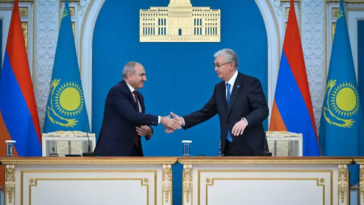 Токаев поздравил Пашиняна с победой его партии на парламентских выборах