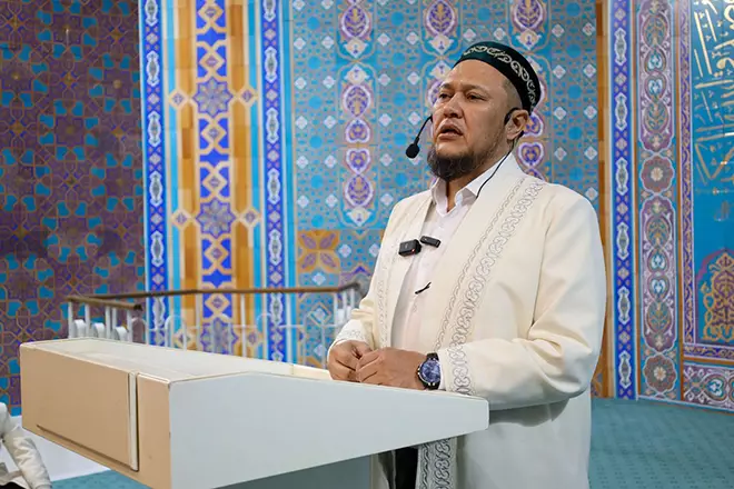 «Қазақ тірі адамға сәукеле кигізбеген, ол өліктің киімі» — уағызшы Арман Қуанышбаев