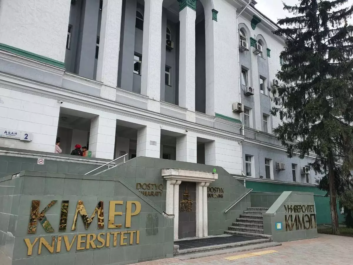 "Харассментті жасырмаңдар": KIMEP университетінің деканы жұмысынан кетіп, басшылықтан қысым көргенін айтты