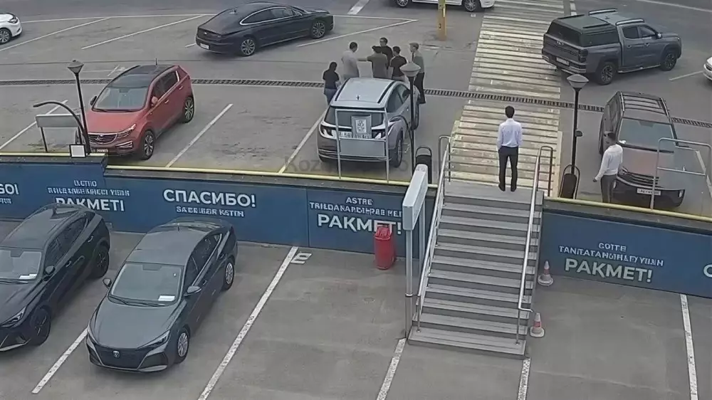 Семейный скандал у автосалона в Талгаре - очевидцу сломали челюсть за попытку вмешаться