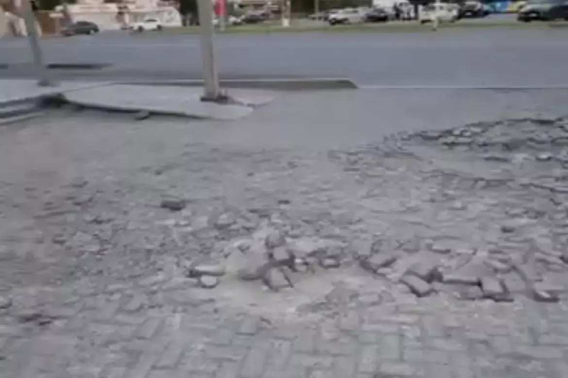Атырауда аяқжолдар қирап жатыр: бюджет миллиардтары қайда жұмсалуда?