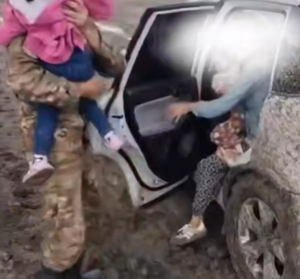 Десятки людей застряли на размытой трассе под Атырау: их эвакуировало МЧС
