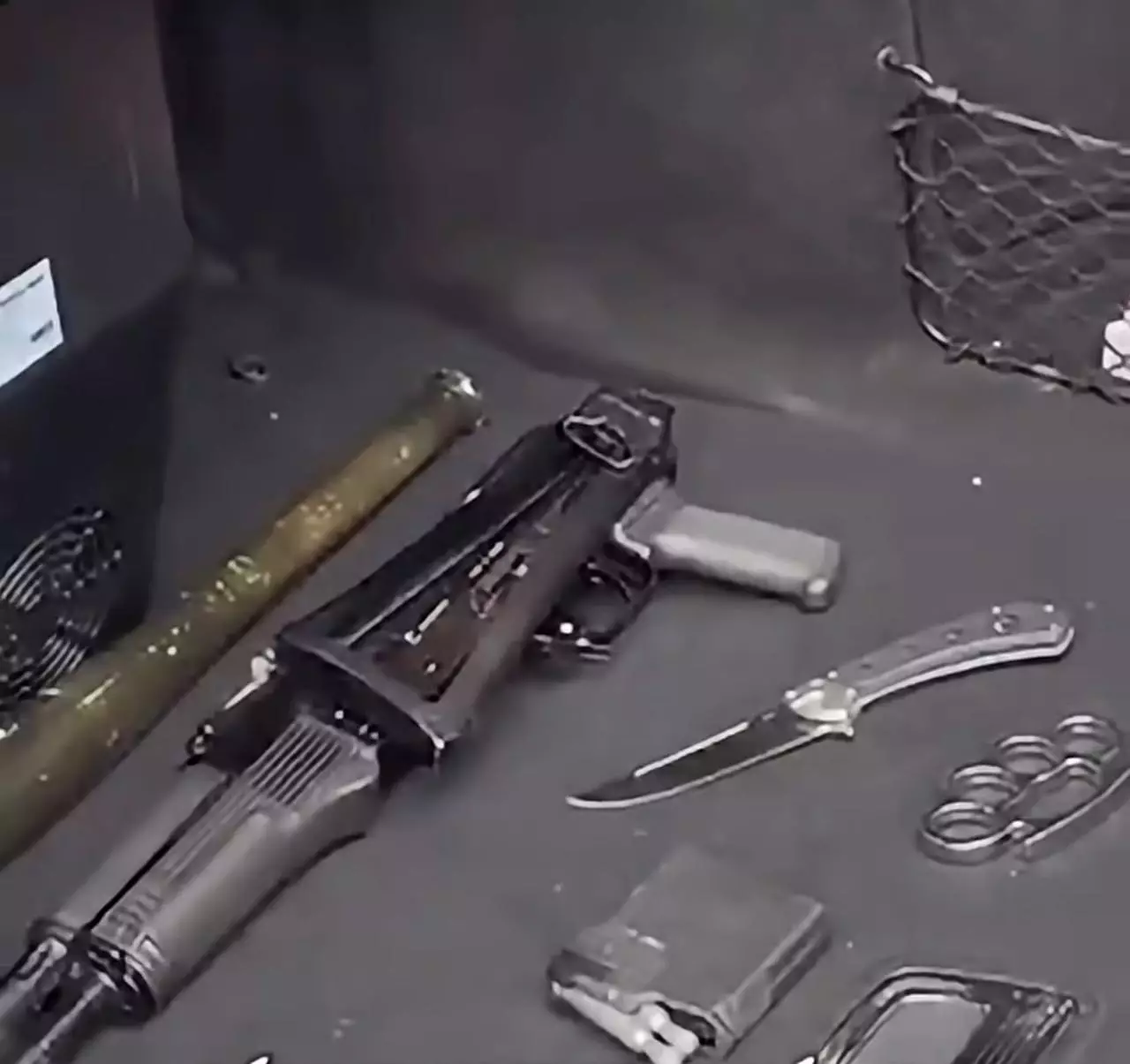 Алматы полициясы көліктің жүксалғышынан бірнеше қару түрін тапты
