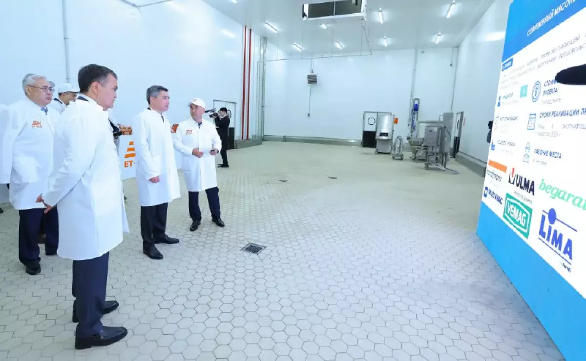 Премьер-министр ет өңдеу зауытының алаңындағы өндірістің технологиялық үдерісімен және шығарылатын өнім түрлерімен танысты