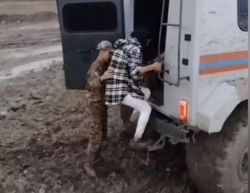 Атырау облысында 57 адам балшыққа батып қалған