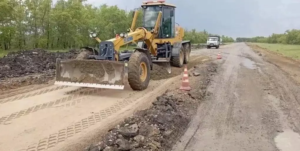 На трассе Омск – Одесское – граница Казахстана стартовал ремонт дорожного полотна.