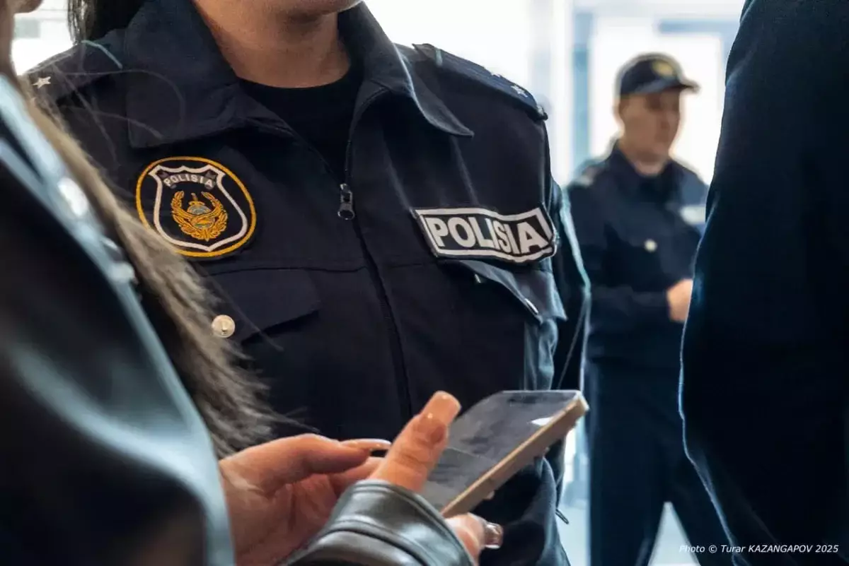 Полиция Астаны нашла мужчину, скрыто снимавшего девушек под юбками в ТРЦ