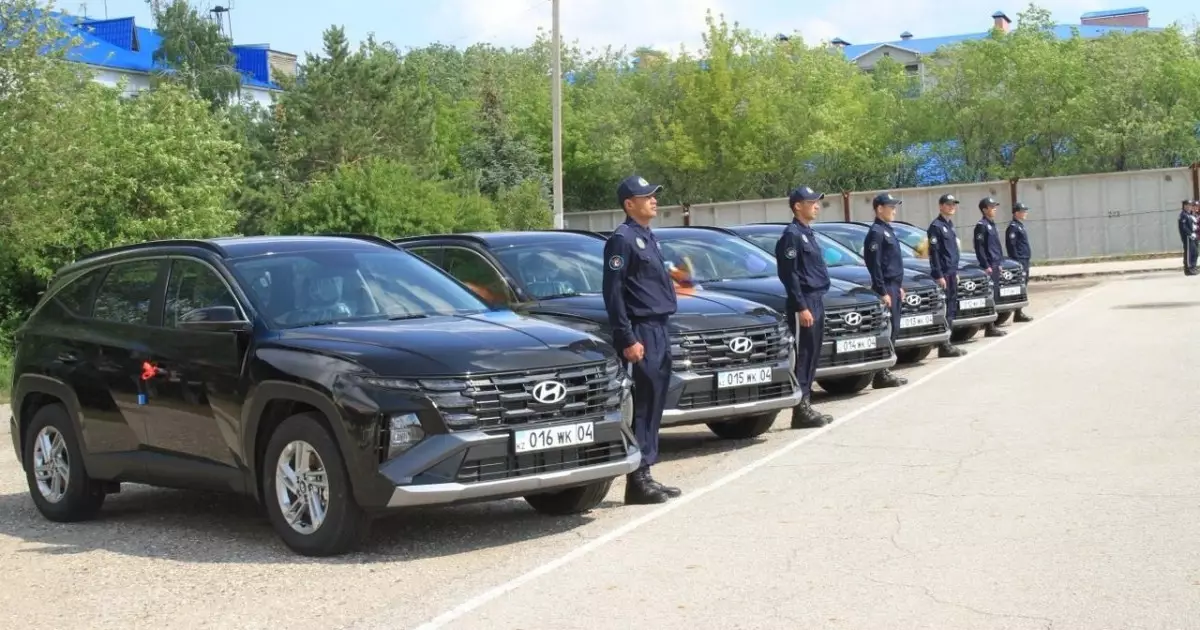   Ақтөбеде ұландық сарбаздарға жаңа қызметтік автокөліктер табысталды   