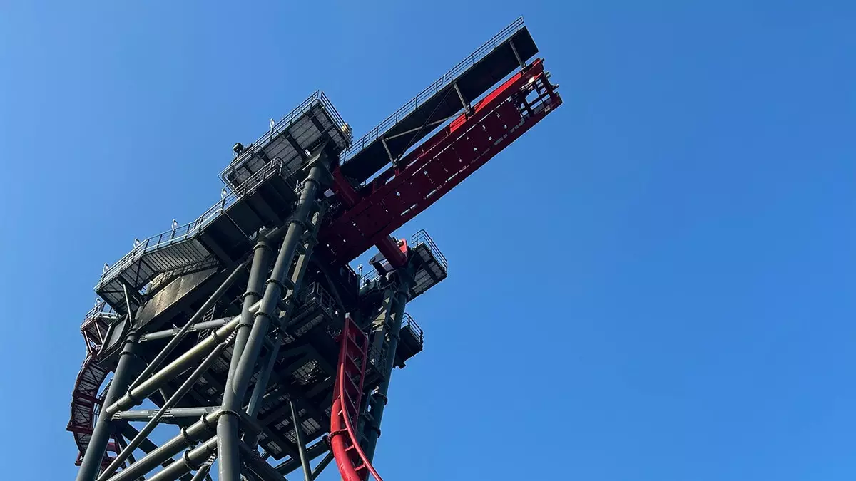 Американские горки Siren's Curse в парке Six Flags Cedar Point дважды за выходные оставили посетителей висеть в вертикальном положении.