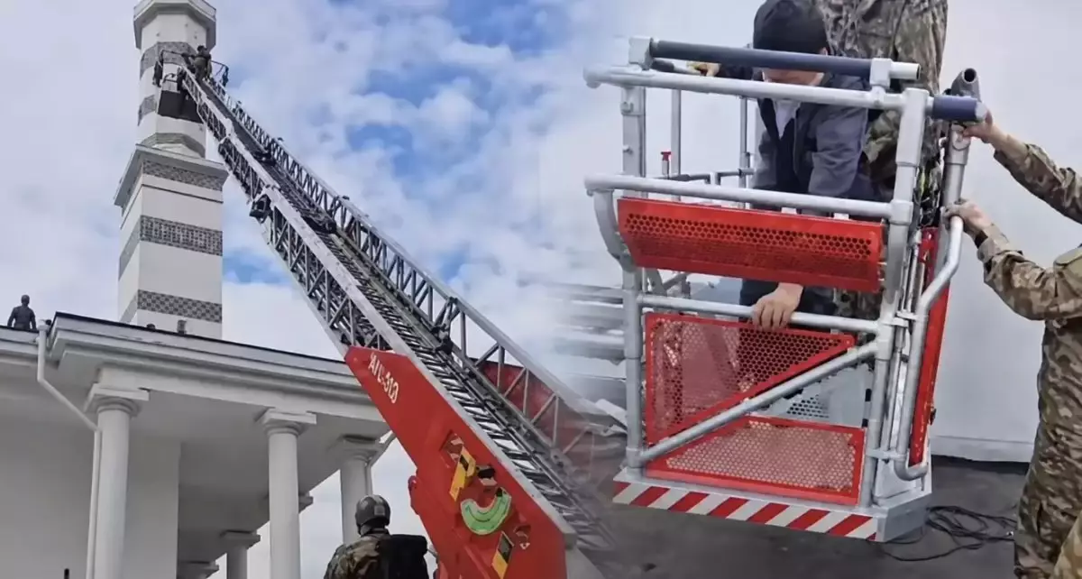 В Казахстане мужчина сорвался и упал с купола мечети, сообщает IslamNews.