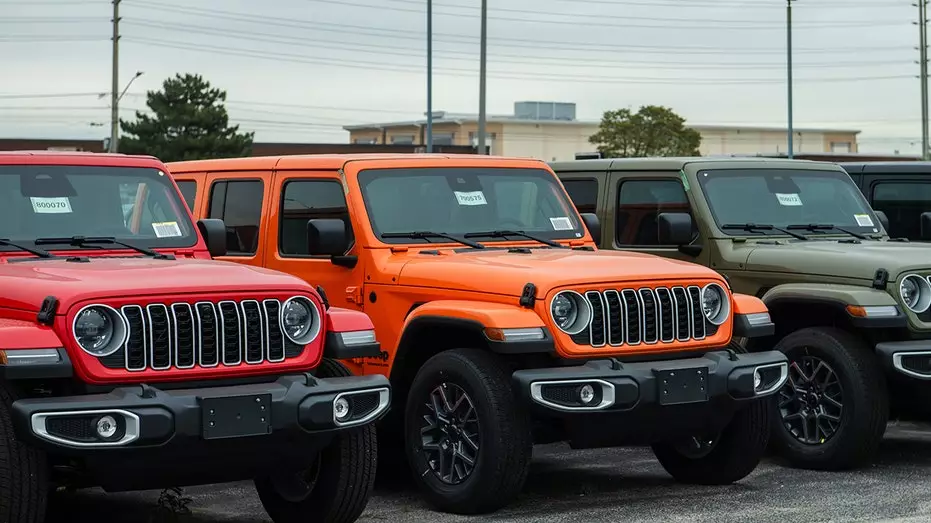 Более 1 миллиона автомобилей Jeep отзывают из-за риска возгорания, владельцам рекомендовано не парковать их в помещении.