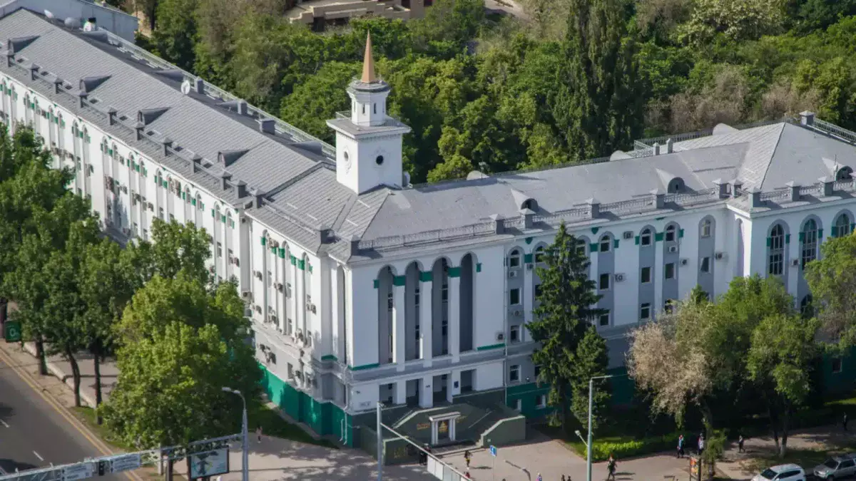 КИМЭП студенттері шетелдік профессордың өткен өмірін тексеруді талап етті