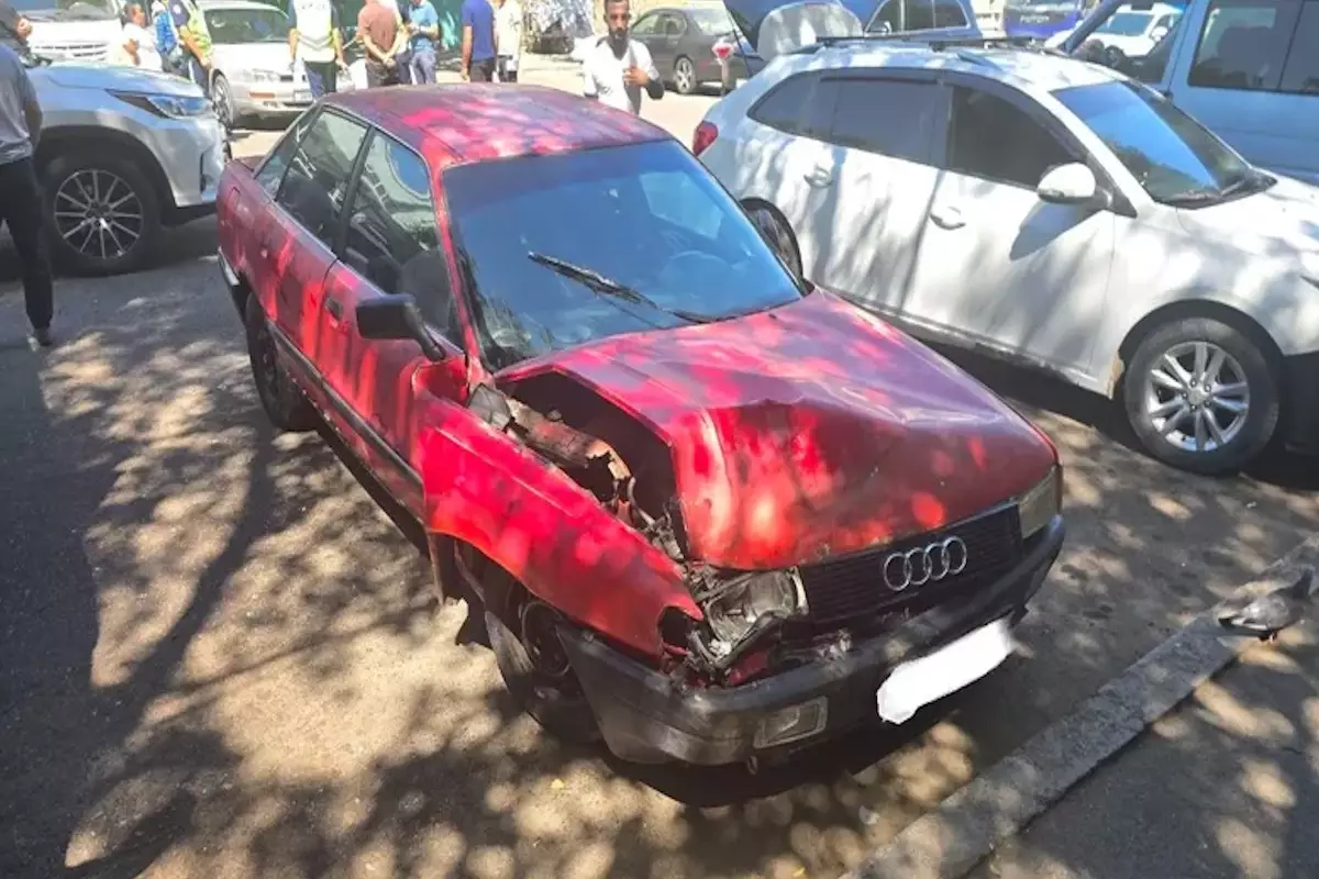 Автомобиль въехал в толпу возле Зеленого базара в Алматы