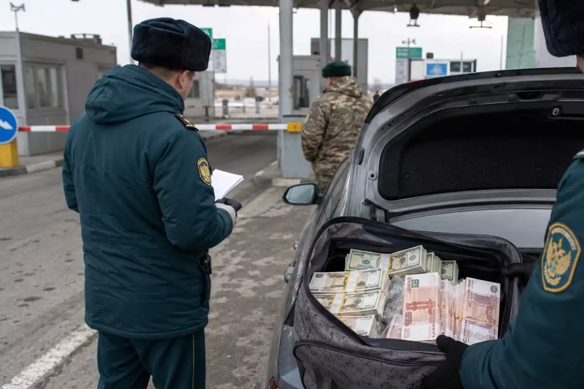 Почти 300 тысяч долларов нашли у казахстанки на границе в Атырауской области