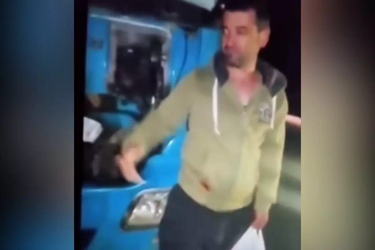 Полицейские помогли иностранному водителю, застрявшему на трассе в Атырауской области
