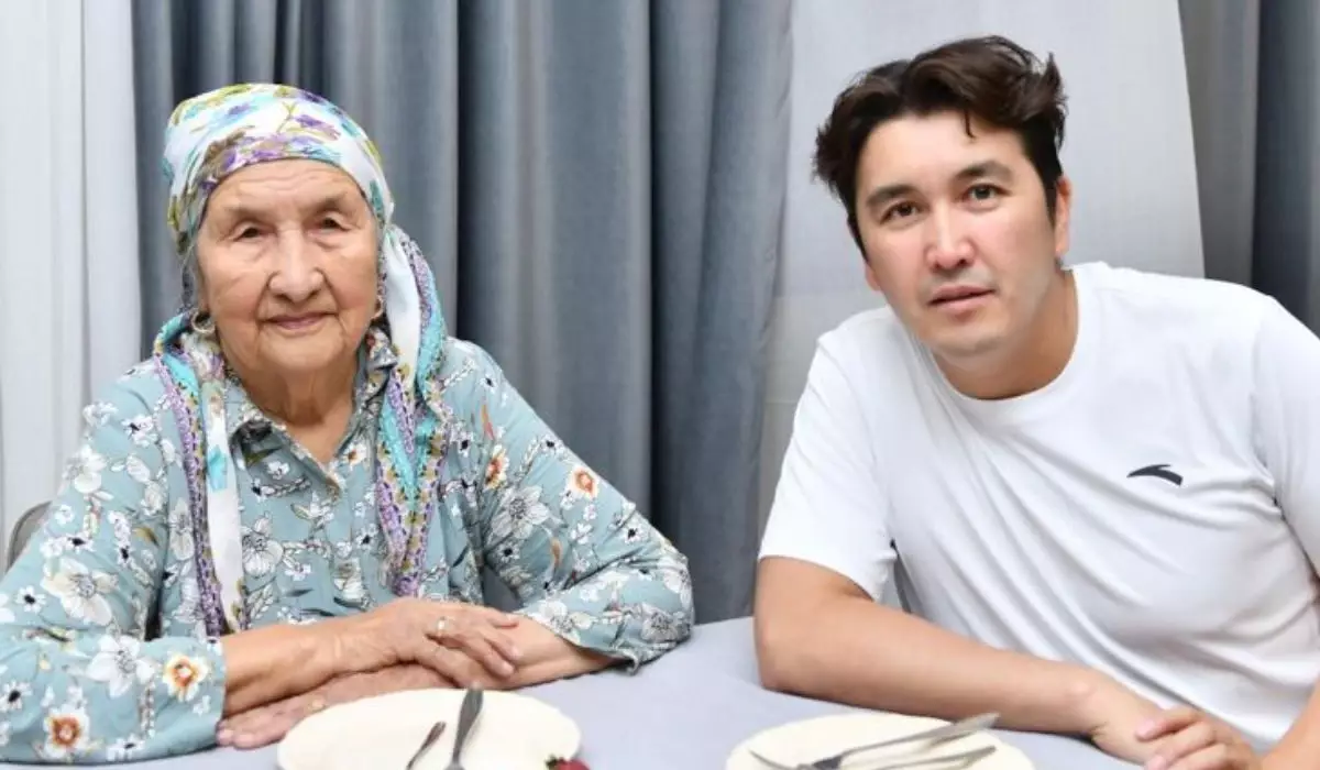 "Енді басымнан кім сипайды?" Журналист Аман Тасыған әжесінен айырылды