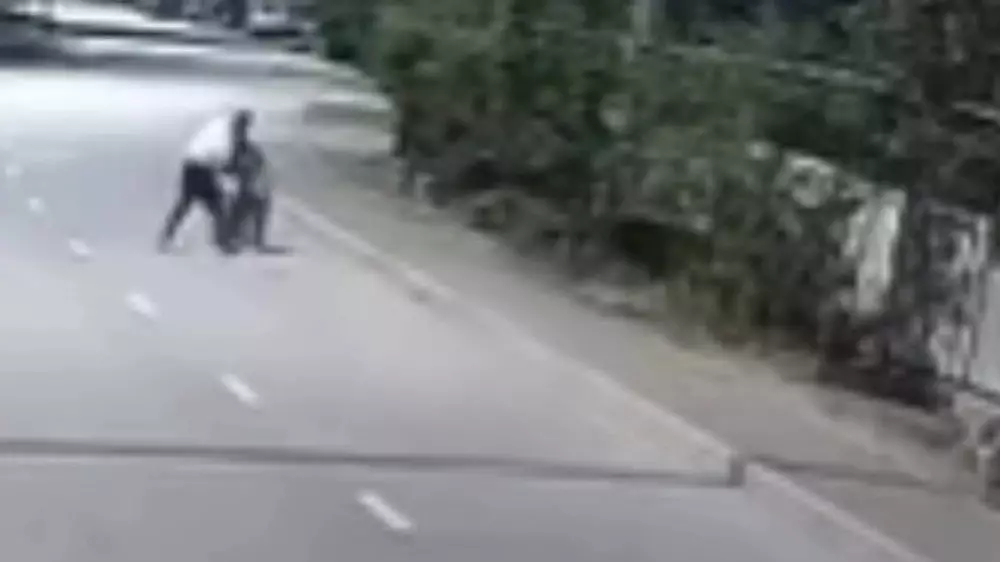 Өлім аузынан қалды. Әйелге жасалған шабуыл видеоға түсіп қалды