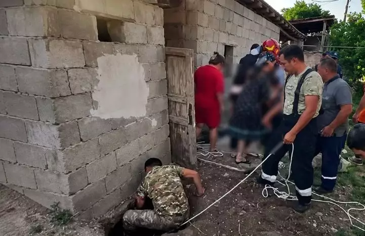 Годовалый ребенок упал в уличный туалет в Туркестанской области
