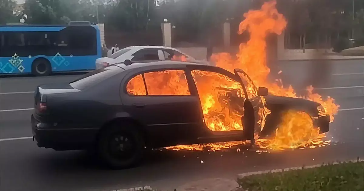  Астанада газбен жүретін Toyota Aristo көлігі өртеніп кетті (ВИДЕО) 