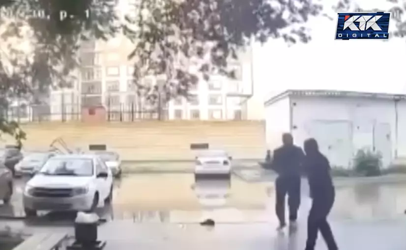 Бірінің миы шайқалған: Ақтөбеде жүргізушілер тұраққа таласып, төбелескен сәт видеоға түсіп қалды