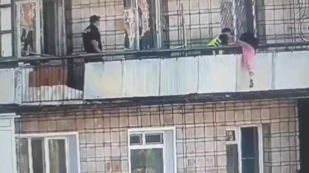 Успели в последний момент - спасение девушки попало на видео в Степногорске