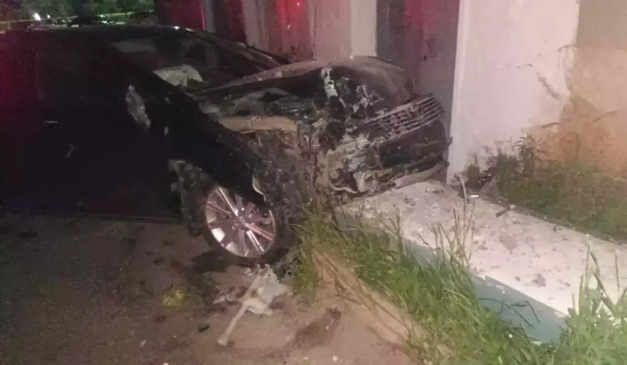 Вместо тормоза – газ: женщиша на Toyota Camry врезалась в опору жилого дома
