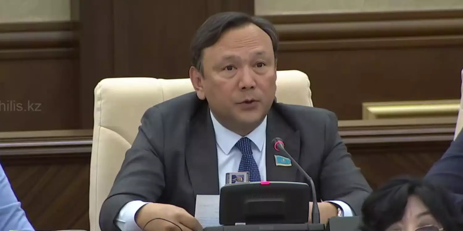 Мәжіліс депутаты халықтан үнем талап етіп қарызға батқан үкіметті сынады