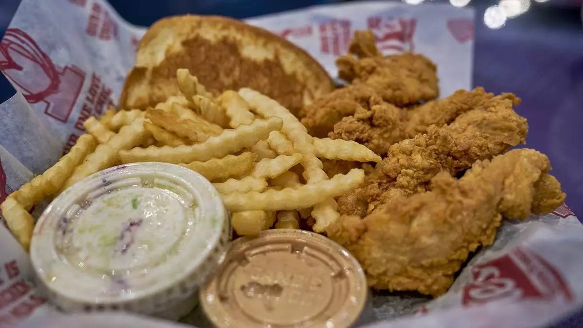 Владелец Raising Cane's признался, что не ест один из гарниров, который по-прежнему остаётся в меню.