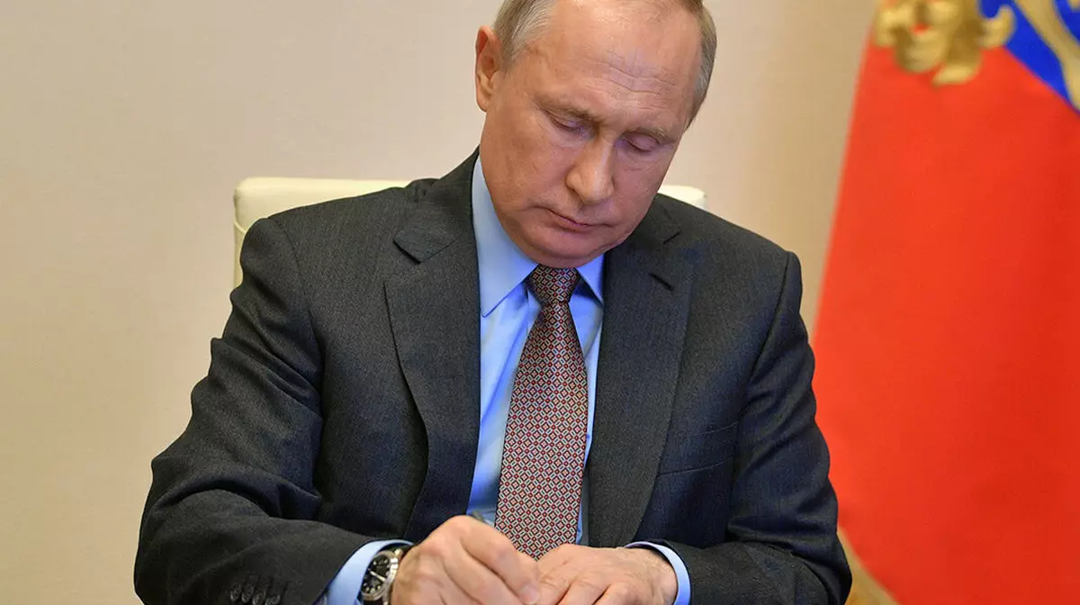 Путин подписал закон об аресте имущества уехавших россиян за действия "против интересов РФ"
