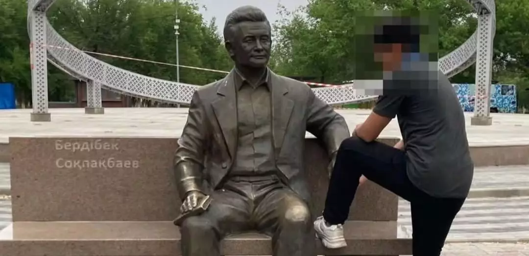 Подростка простили за фотосессию с памятником Сокпакбаеву в Конаеве