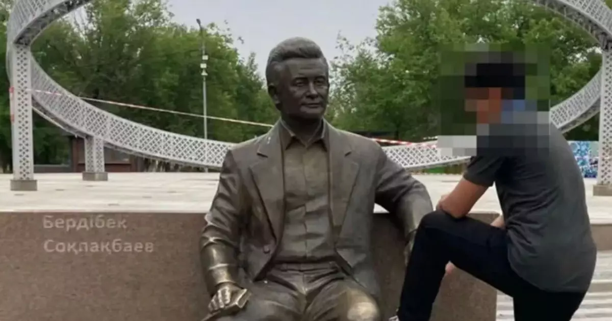  Қонаевта Бердібек Соқпақбаевтың ескерткішімен әдепсіз фотосессия жасаған жігіт жазаланды 