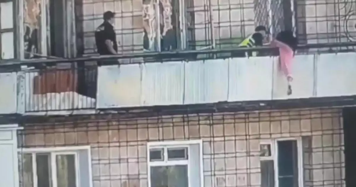  Соңғы сәтте үлгерді: Степногорскіде қызды құтқару сәті видеоға түсіп қалды 