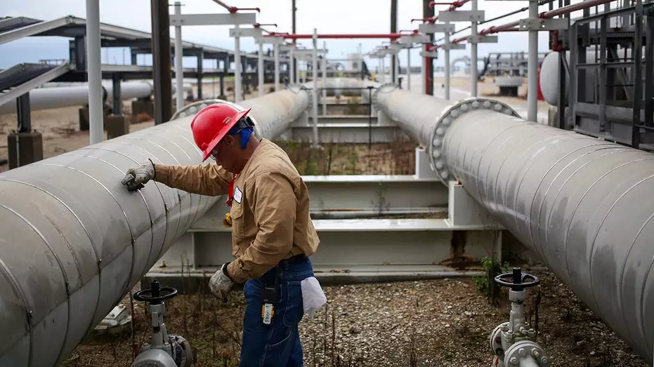 Запасы нефти в США падают до уровней эпохи Рейгана, эксперты предупреждают о значительном влиянии на цены на заправках.