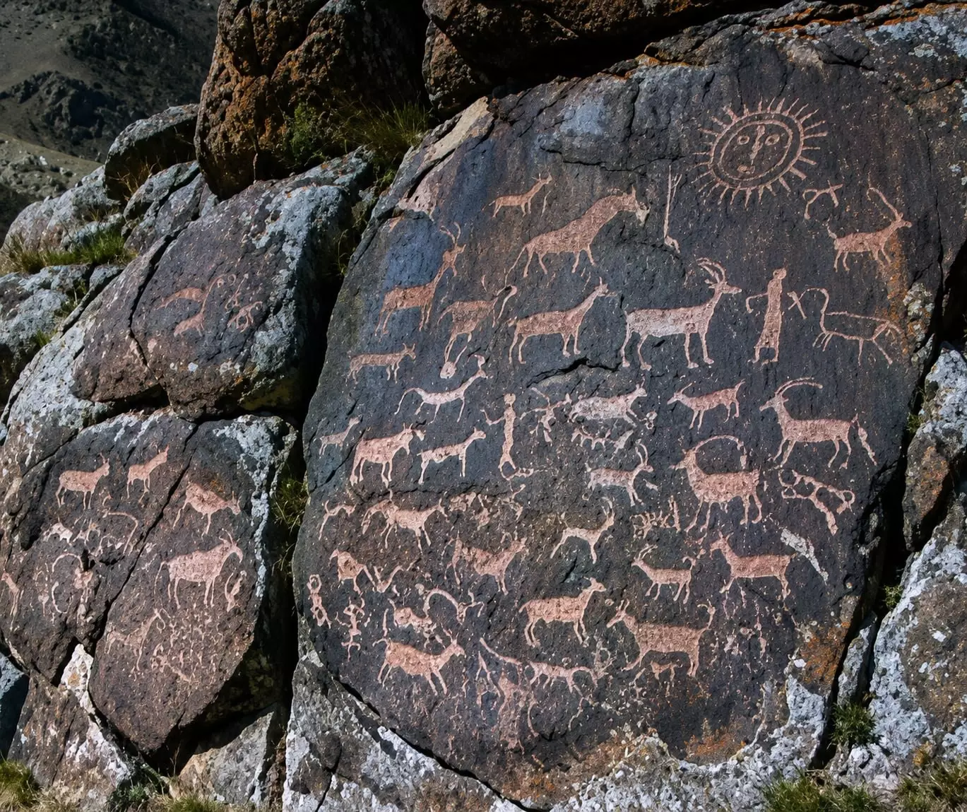 В Казахстане найдено 1200 древних петроглифов и редкая тюркская надпись.