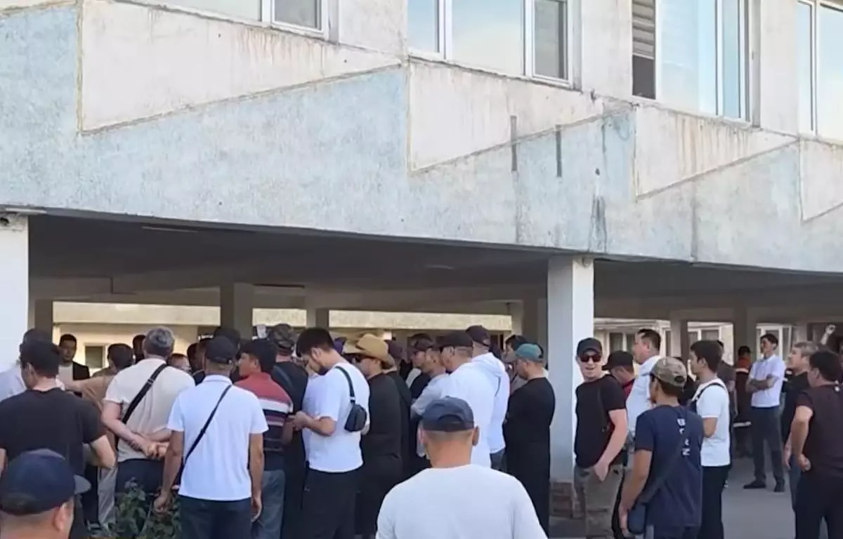 "Жеке заттарды итпен тінтіген, өтемақыны кешіктіреді": "Жаңа Жамбыл фосфор зауытының" жұмысшылары наразылыққа шықты