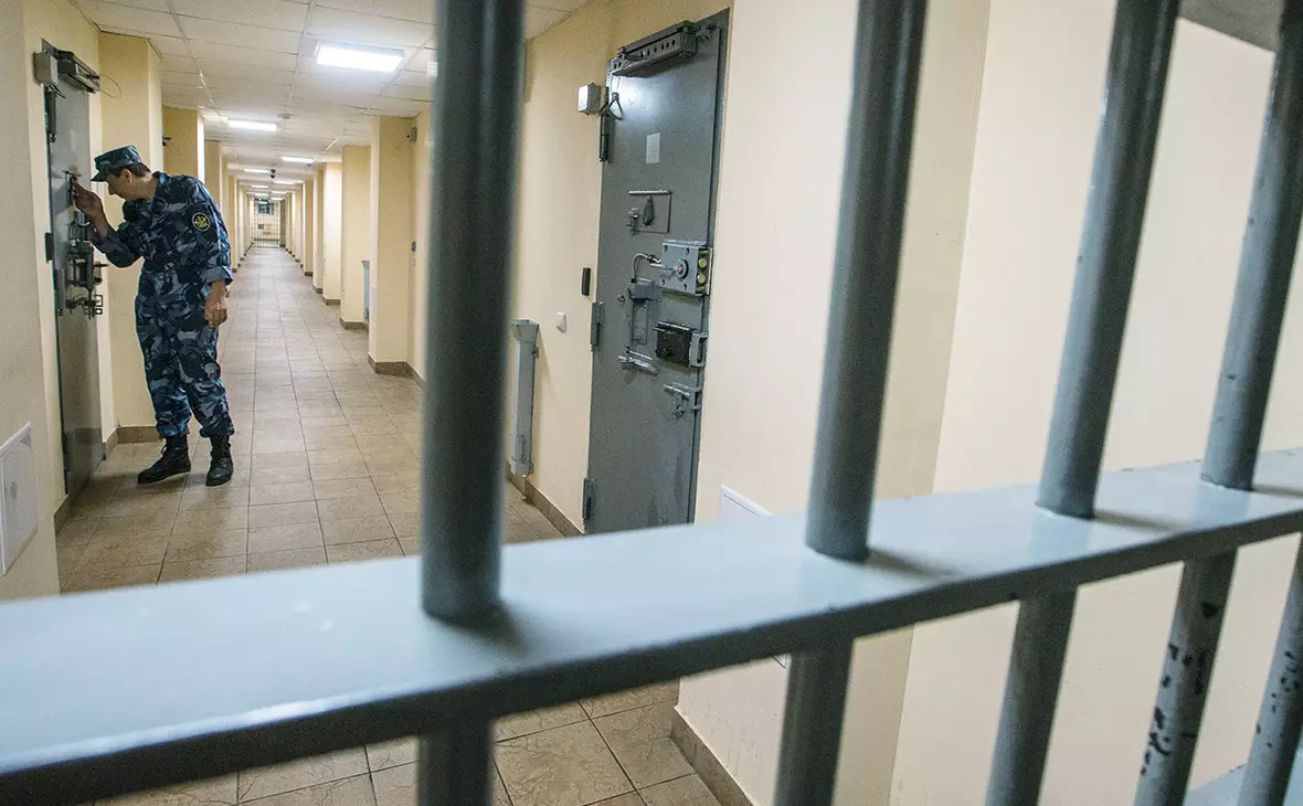 Конституциялық сот сотқа дейінгі қамау мерзімін ұзартуға тыйым салды