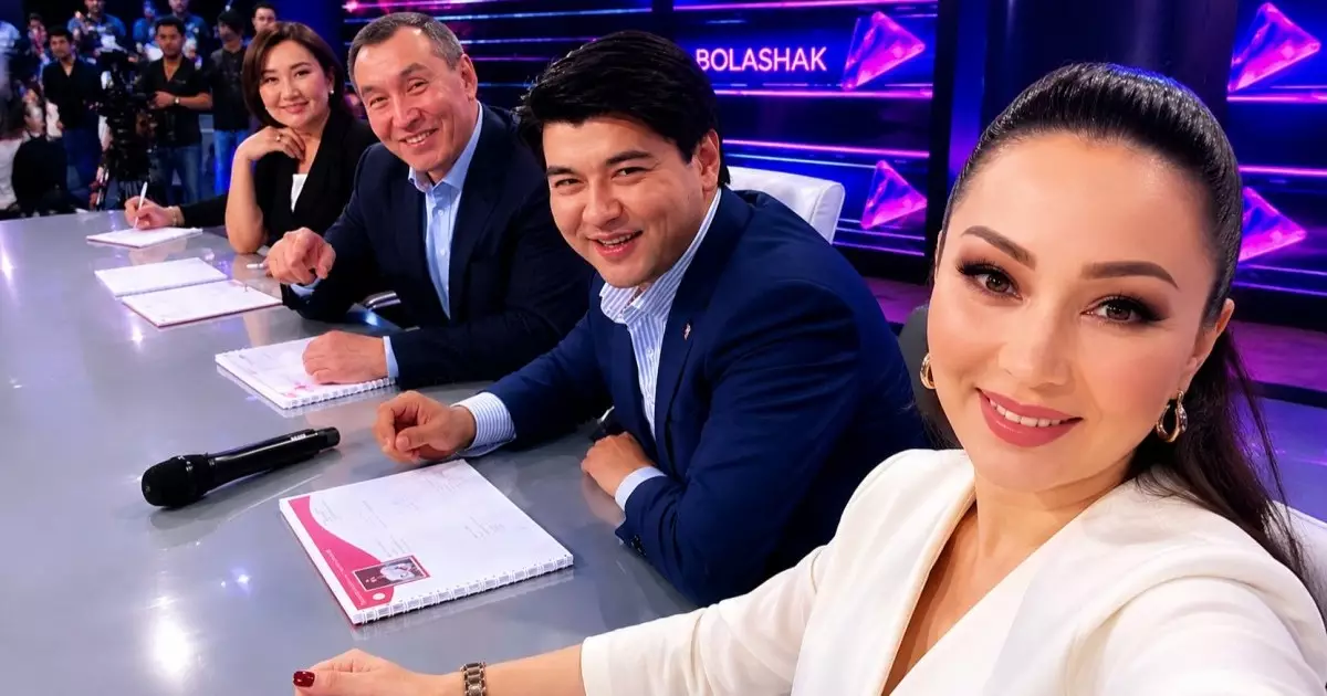  Бишімбаев пен Баян Мақсатқызының бірге түскен фотосы тарап жатыр 