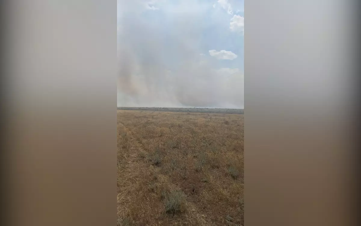 В Индерском районе горит степь
