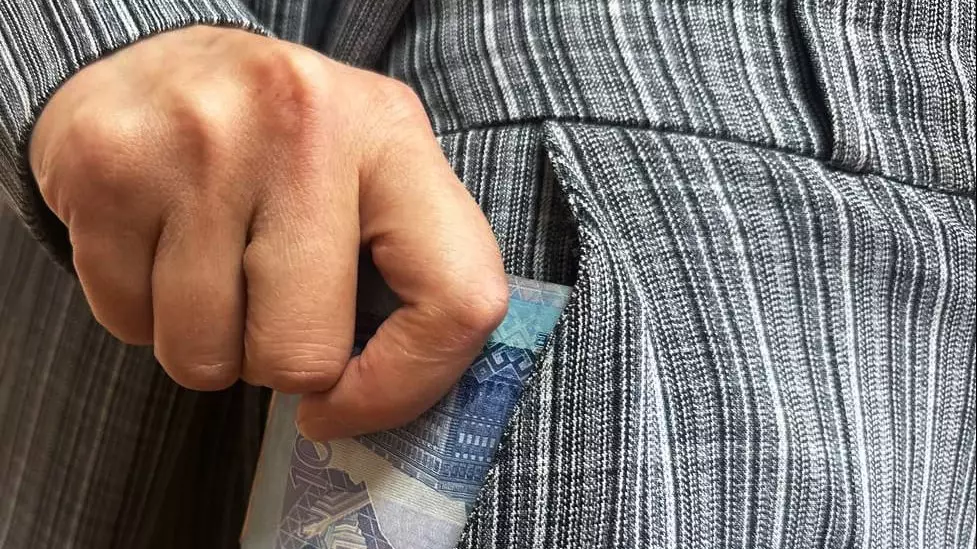 Иностранцы завладели деньгами пассажира в самолёте