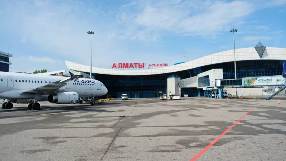 Опасная конструкция обрушилась в аэропорту Алматы