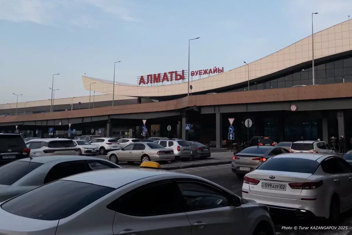 В зоне вылета аэропорта Алматы обрушилась вентиляционная труба