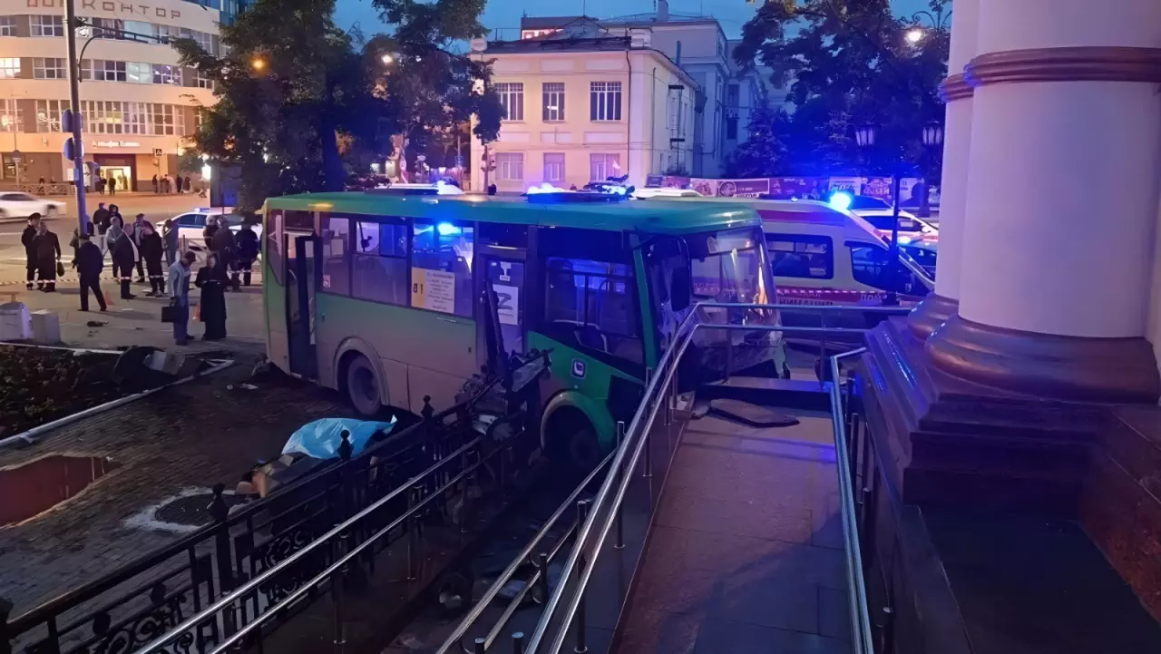 Автобус влетел в толпу у храма: четыре человека погибли, среди них ребёнок