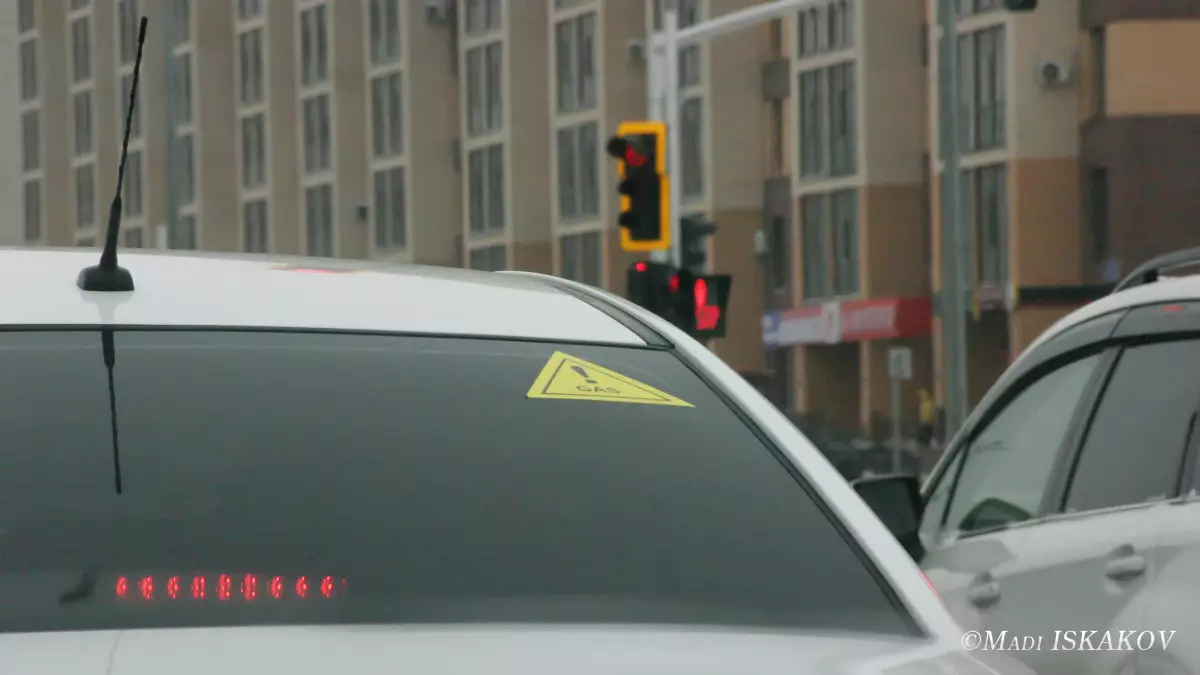 Таразда тұрақта 7 жыл тұрған жүк көлігі бөлшектеліп кеткен