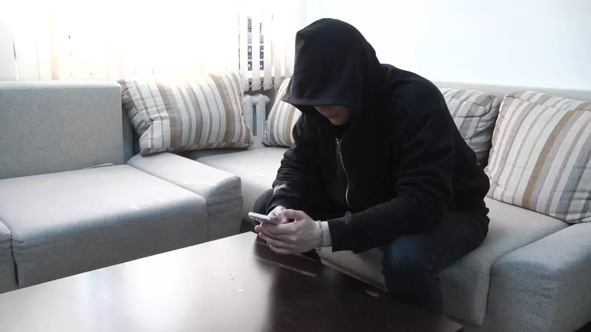 Кодты айтып, 35 жыл тұрған үйімізден айырылдық: алаяқтар зейнеткерді далада қалдырды