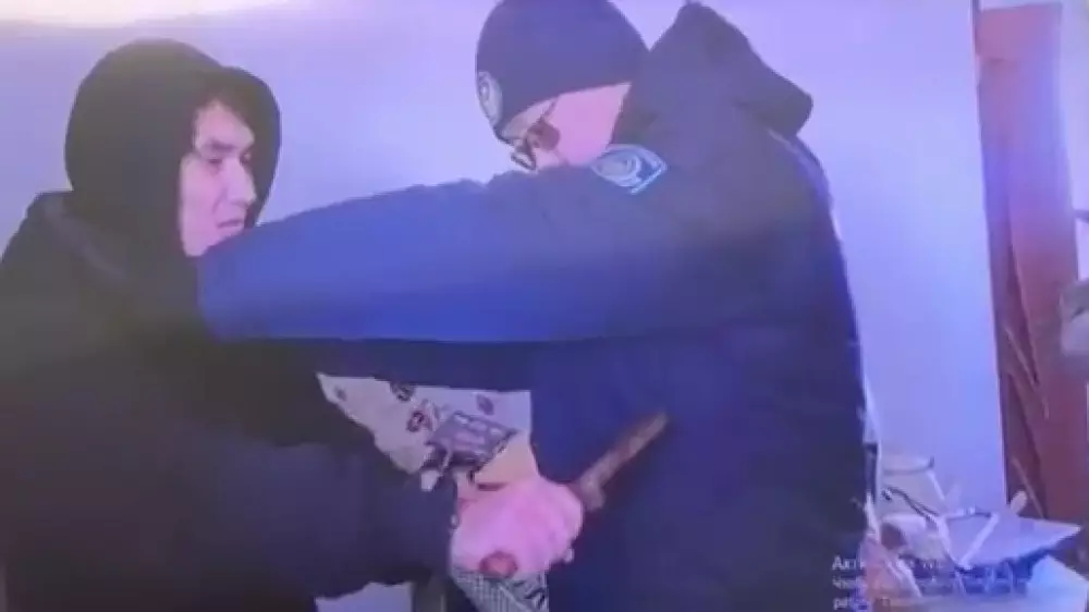 Сұлтан Сәрсемалиев алғашқы құрбанын қалай өлтіргенін көрсетті: тергеу экспериментінің видеосы