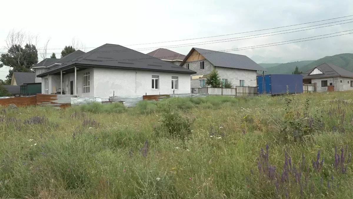 Базадағы екі түрлі мәлімет: тұрғындар салған үйінен айырылып қалуы мүмкін