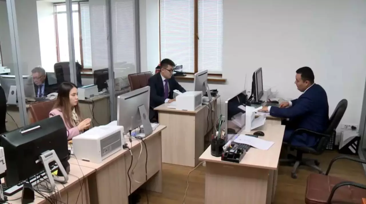 Зарплаты госслужащим в Казахстане будут повышать раз в три года
