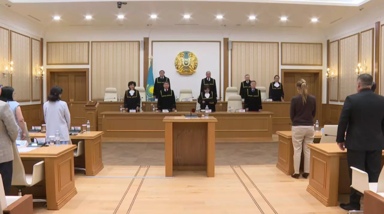 Ата-анаға баласын көруге кедергі келтіретін заң Конституцияға сай емес деп танылды